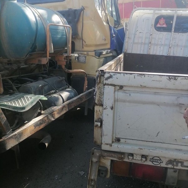 Большегруз впечатался в бетономешалку рядом с остановкой в Хабаровске Большегруз впечатался в бетономешалку рядом с остановкой в Хабаровске