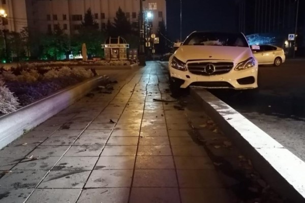 17-летний водитель Mercedes Benz влетел на площадь Ленина в Хабаровске, подробности