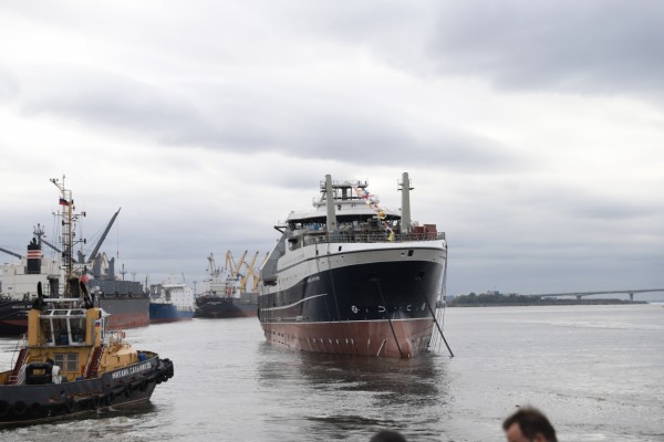 Спущен на воду российский супертраулер "Капитан Мартынов" для РРПК