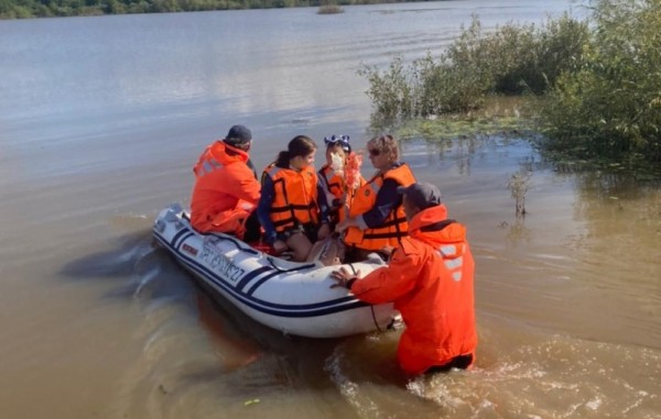 В школу на лодке пришлось добираться ученикам в затопленном селе в Хабаровском крае