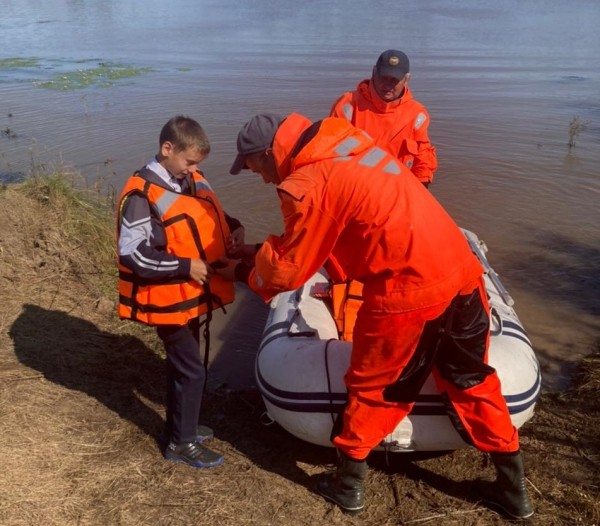 В школу на лодке пришлось добираться ученикам в затопленном селе в Хабаровском крае