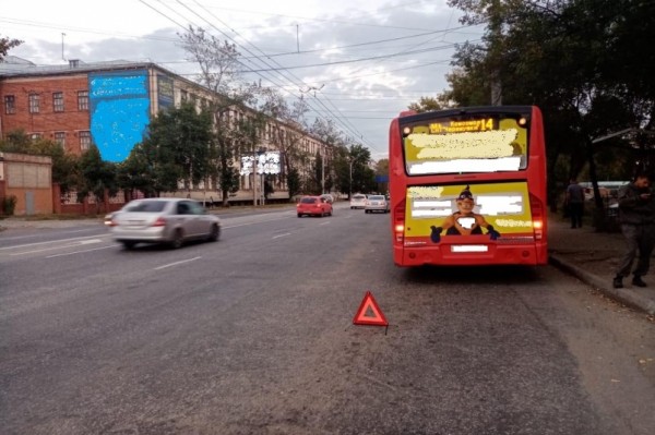 Земля ушла из под ног: пассажиры попадали после резкого торможения автобуса в Хабаровске