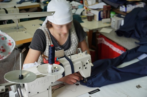 Осужденные сшили халаты для уроков труда для хабаровских школьников