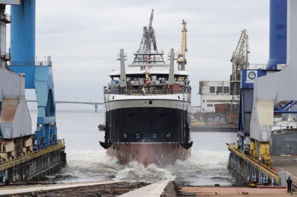 Спущен на воду российский супертраулер "Капитан Мартынов" для РРПК
