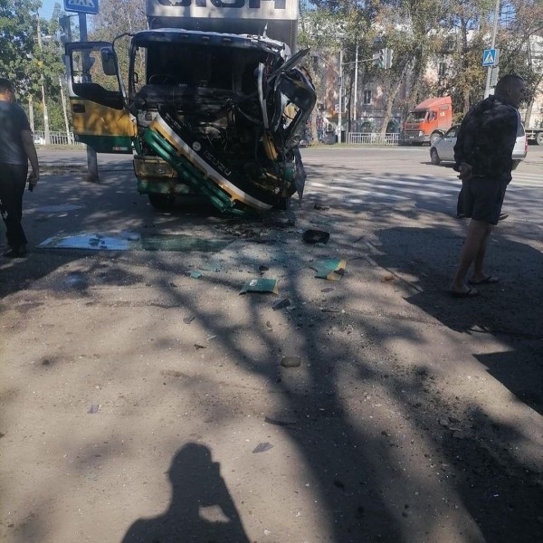 Большегруз впечатался в бетономешалку рядом с остановкой в Хабаровске Большегруз впечатался в бетономешалку рядом с остановкой в Хабаровске