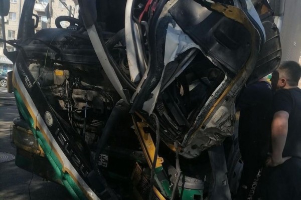 Большегруз впечатался в бетономешалку рядом с остановкой в Хабаровске Большегруз впечатался в бетономешалку рядом с остановкой в Хабаровске