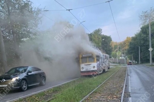 В Кировском районе Хабаровска загорелся трамвай