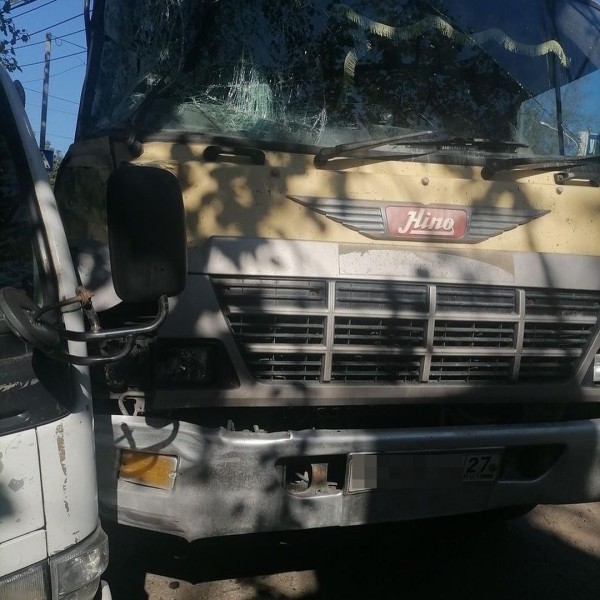 Большегруз впечатался в бетономешалку рядом с остановкой в Хабаровске Большегруз впечатался в бетономешалку рядом с остановкой в Хабаровске