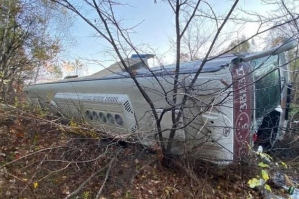 Автобус с людьми опрокинулся в Хабаровском крае
