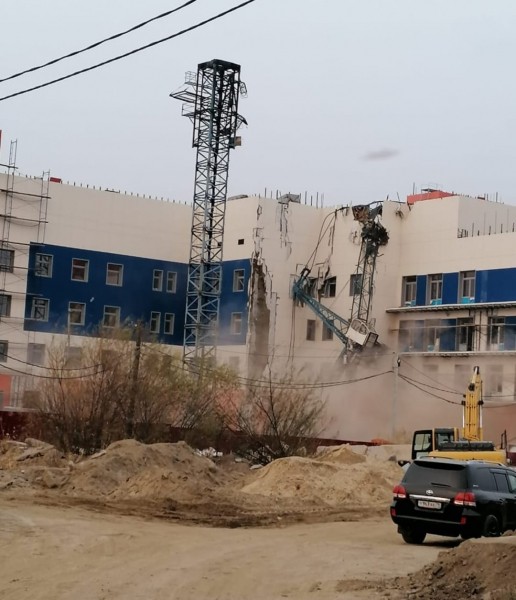 Кран обрушился на строящуюся детскую поликлинику в микрорайоне "Строитель" в Хабаровске