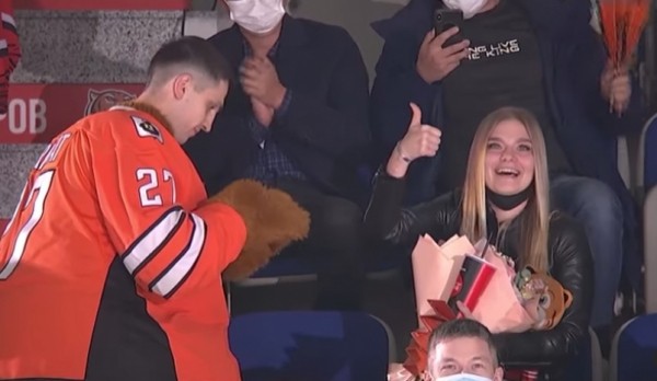 Она сказала Да! Молодой человек сделал предложение возлюбленной во время хоккейного матча