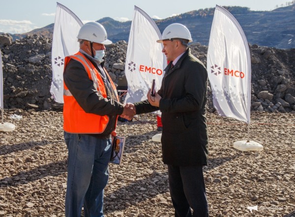 Самому мощному экскаватору на Солнцевском угольном разрезе присвоили имя ветерана отрасли