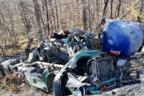 Автоцистерну с горючим разорвало на две части на трассе Хабаровск &ndash; Владивосток