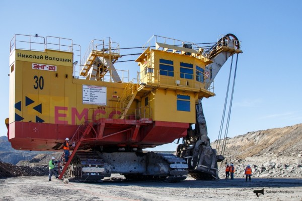 Самому мощному экскаватору на Солнцевском угольном разрезе присвоили имя ветерана отрасли