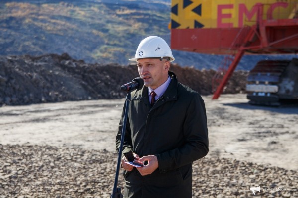 Самому мощному экскаватору на Солнцевском угольном разрезе присвоили имя ветерана отрасли