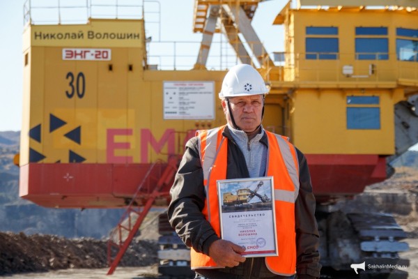 Самому мощному экскаватору на Солнцевском угольном разрезе присвоили имя ветерана отрасли