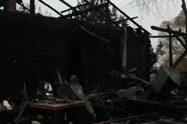 Ночной кошмар: в селе Малышево вспыхнул дом с маленькими детьми внутри
