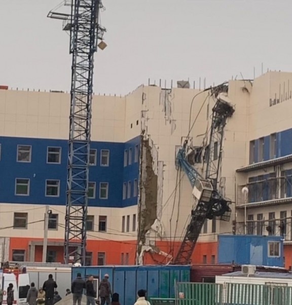 Кран обрушился на строящуюся детскую поликлинику в микрорайоне "Строитель" в Хабаровске