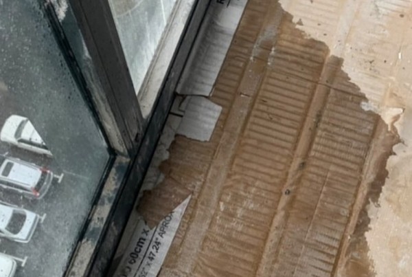 Богатые тоже плачут: элитные квартиры затопило после дождя в жилом комплексе Хабаровска