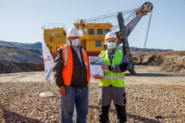 Самому мощному экскаватору на Солнцевском угольном разрезе присвоили имя ветерана отрасли
