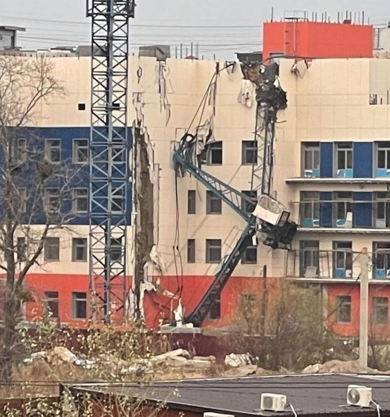 Кран обрушился на строящуюся детскую поликлинику в микрорайоне "Строитель" в Хабаровске