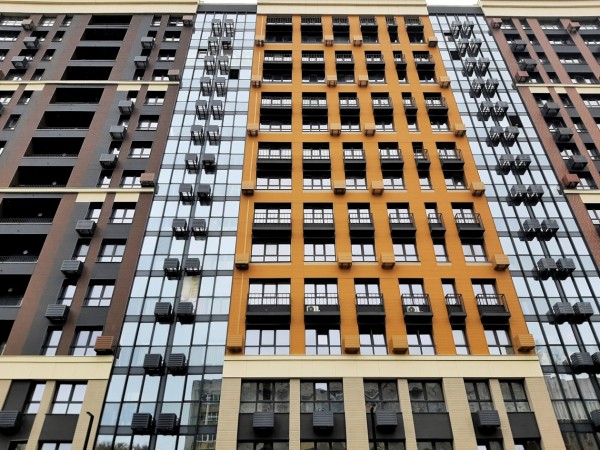 Богатые тоже плачут: элитные квартиры затопило после дождя в жилом комплексе Хабаровска