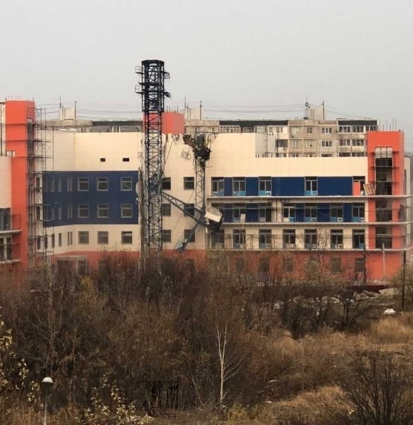 Кран обрушился на строящуюся детскую поликлинику в микрорайоне "Строитель" в Хабаровске