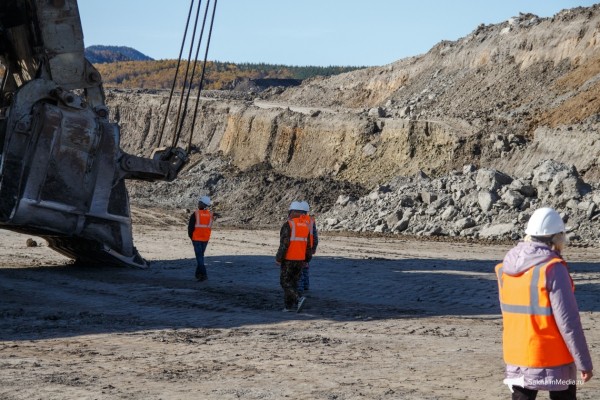 Самому мощному экскаватору на Солнцевском угольном разрезе присвоили имя ветерана отрасли