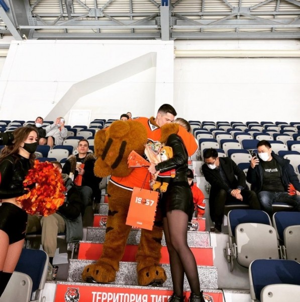 Она сказала Да! Молодой человек сделал предложение возлюбленной во время хоккейного матча