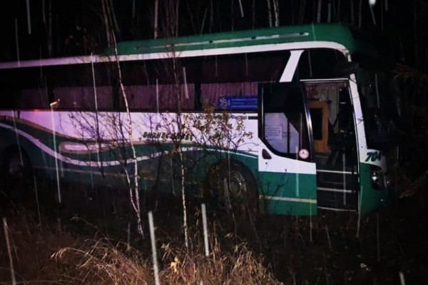 Междугородный автобус улетел в кювет на трассе Хабаровск - Комсомольск-на-Амуре