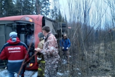Междугородный автобус улетел в кювет на трассе Хабаровск - Комсомольск-на-Амуре