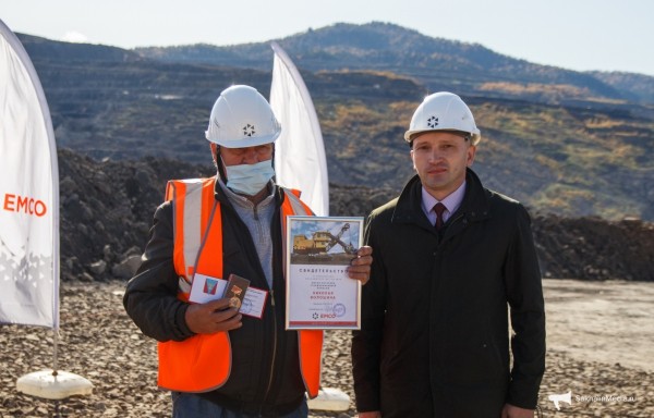 Самому мощному экскаватору на Солнцевском угольном разрезе присвоили имя ветерана отрасли