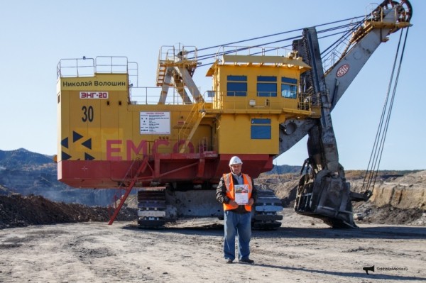 Самому мощному экскаватору на Солнцевском угольном разрезе присвоили имя ветерана отрасли