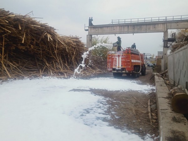 Опасно для здоровья: химикаты разлились на дорогу в районе ул. Строительной в Хабаровске Опасно для здоровья: химикаты разлились на дорогу в районе ул. Строительной в Хабаровске