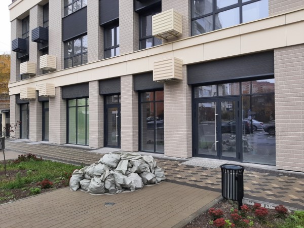 Богатые тоже плачут: элитные квартиры затопило после дождя в жилом комплексе Хабаровска