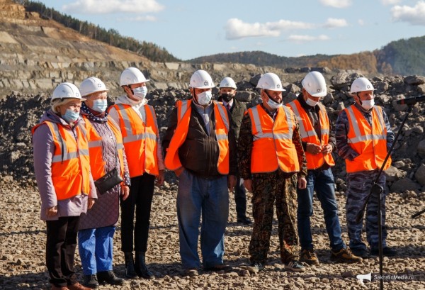 Самому мощному экскаватору на Солнцевском угольном разрезе присвоили имя ветерана отрасли