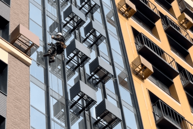 Итоги дня: без QR-кода теперь нельзя, краб на 30 млн, мусорные кучи, протечки устранены