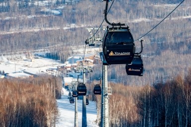 Итоги дня: машина в яме, звезда TikTok, новый рекорд, циклон и пункты вакцинации