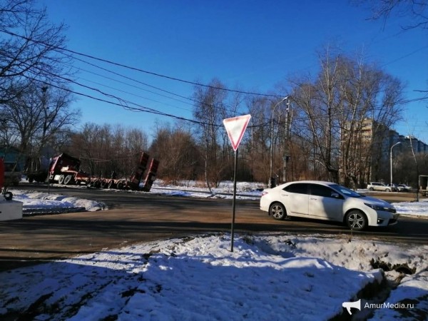 Два большегруза столкнулись в Хабаровске, есть пострадавшие