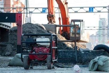 Итоги дня: машина в яме, звезда TikTok, новый рекорд, циклон и пункты вакцинации