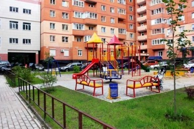 Итоги дня: машина в яме, звезда TikTok, новый рекорд, циклон и пункты вакцинации