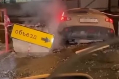 Итоги дня: машина в яме, звезда TikTok, новый рекорд, циклон и пункты вакцинации