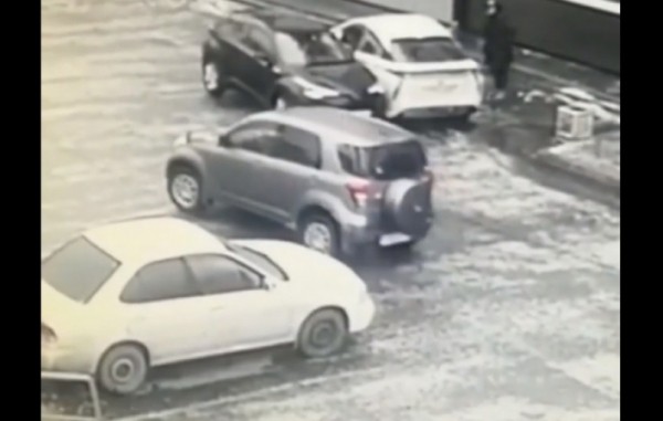 Не менее семи авто побились на оледенелом подъезде к хабаровскому продмаркету Не менее семи авто побились на оледенелом подъезде к хабаровскому продмаркету