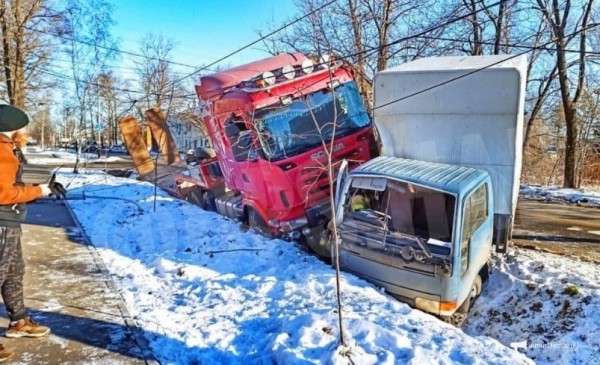 Два большегруза столкнулись в Хабаровске, есть пострадавшие