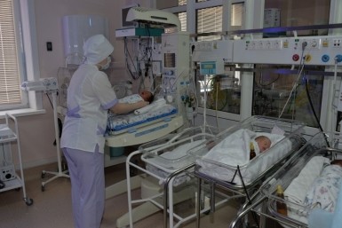 Итоги дня: машина в яме, звезда TikTok, новый рекорд, циклон и пункты вакцинации