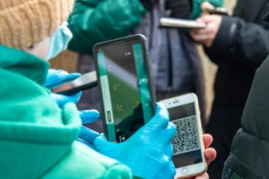 Итоги дня: без QR-кода теперь нельзя, краб на 30 млн, мусорные кучи, протечки устранены