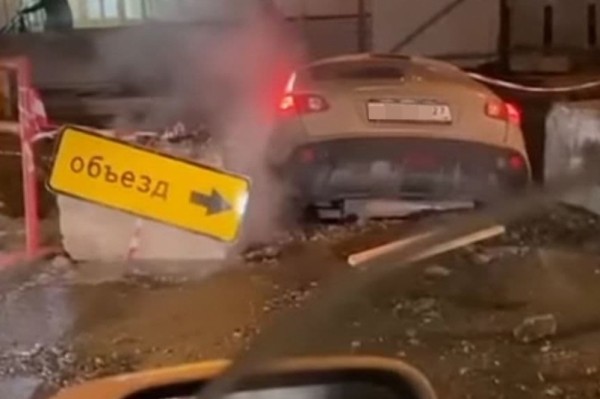 Иномарка провалилась в яму на улице Вяземской в Хабаровске