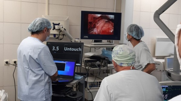 Хабаровские врачи впервые в ДФО удалили опухоль мозга пациентке в сознании