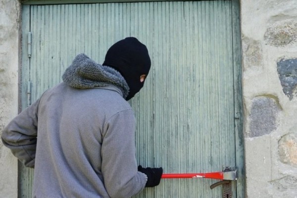 Хабаровчанин заложил украденные у матери украшения и телевизор, чтобы купить спиртного