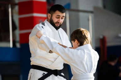 Итоги дня: умер телеведущий, загорелся автобус, банда тренера по боксу, переходы по-новому